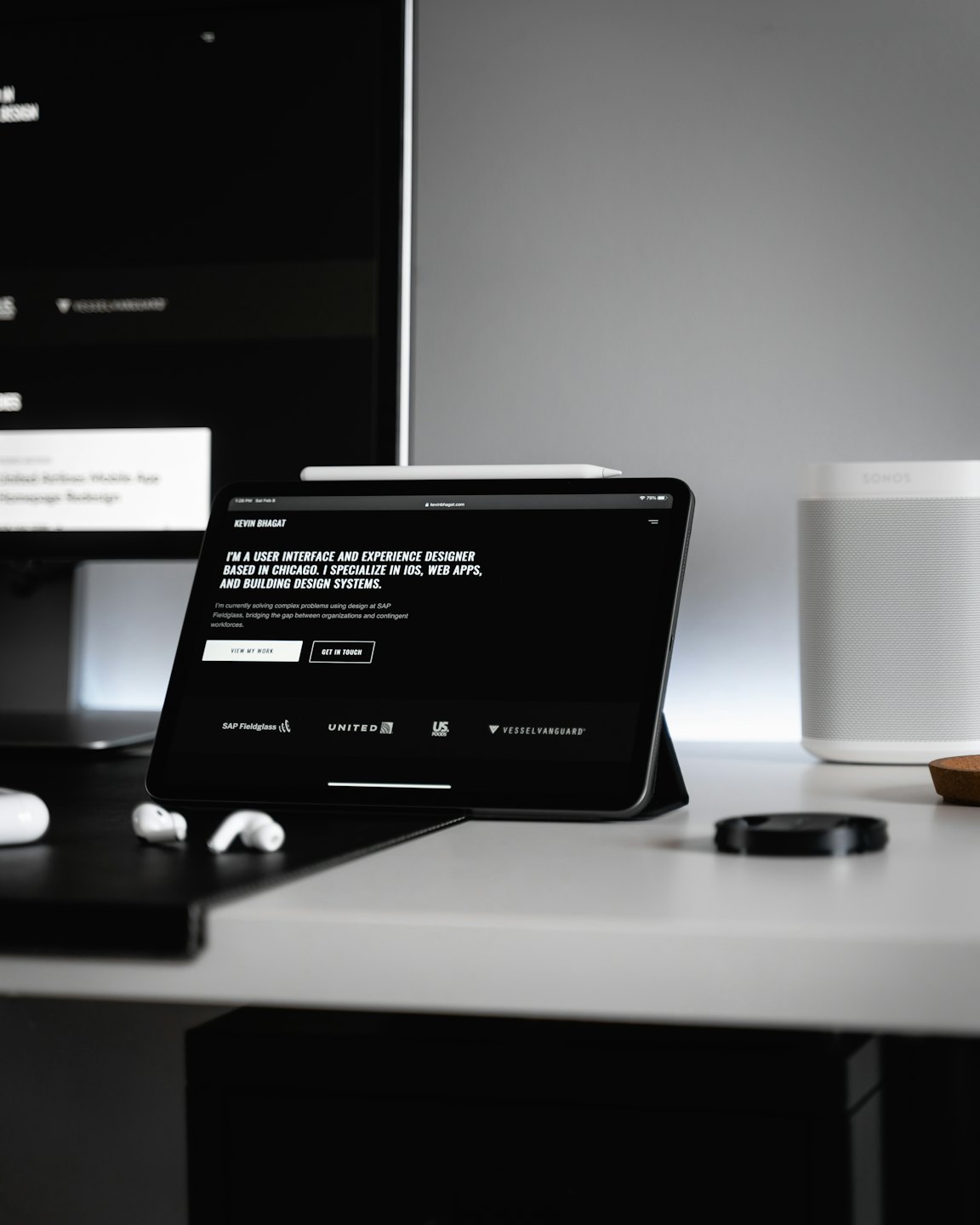 Surfplatta visar UI/UX-portföljwebbplats på minimalistiskt skrivbord.